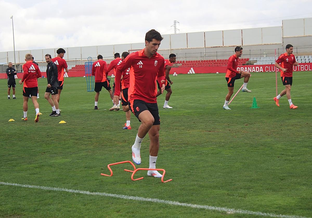 Manu Lama completa el calentamiento con el grupo.