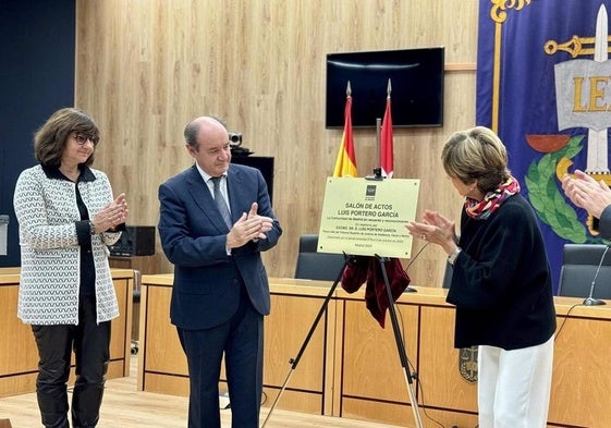 El consejero de Presidencia de la Comunidad de Madrid descubre la placa de homenaje en presencia de la viuda de Luis Portero.