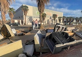 Visita al polígono, donde se acumulan los restos.