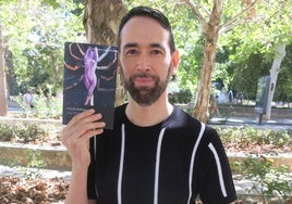 Gerardo Rodríguez Salas, con su libro.