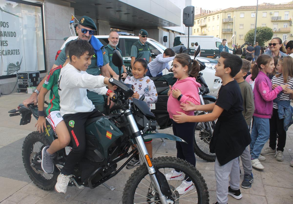 Menores subidos en una motocicleta de la Guardia Civil
