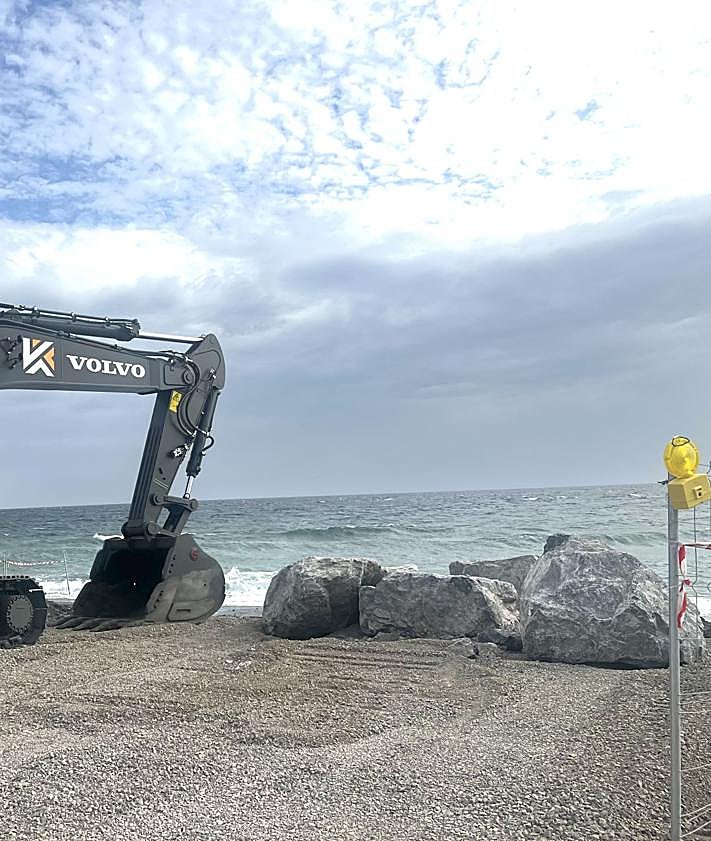 Imagen secundaria 2 - Primeras piedras llegando a Playa Granada en la tarde de ayer.