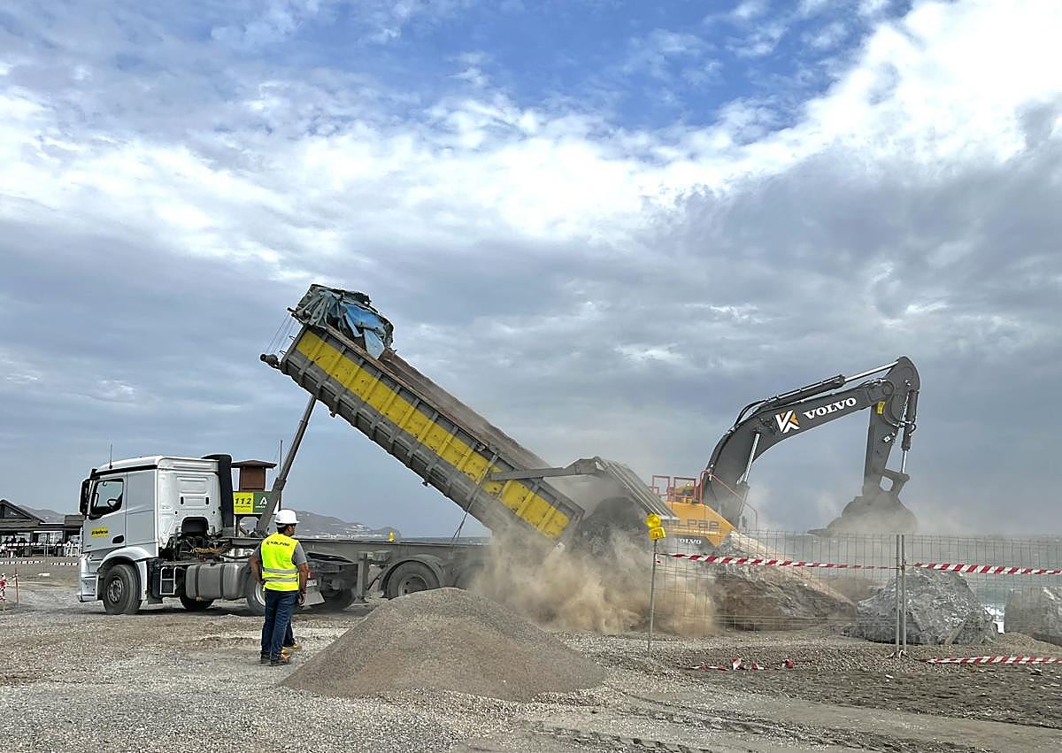 Imagen secundaria 1 - Primeras piedras llegando a Playa Granada en la tarde de ayer.