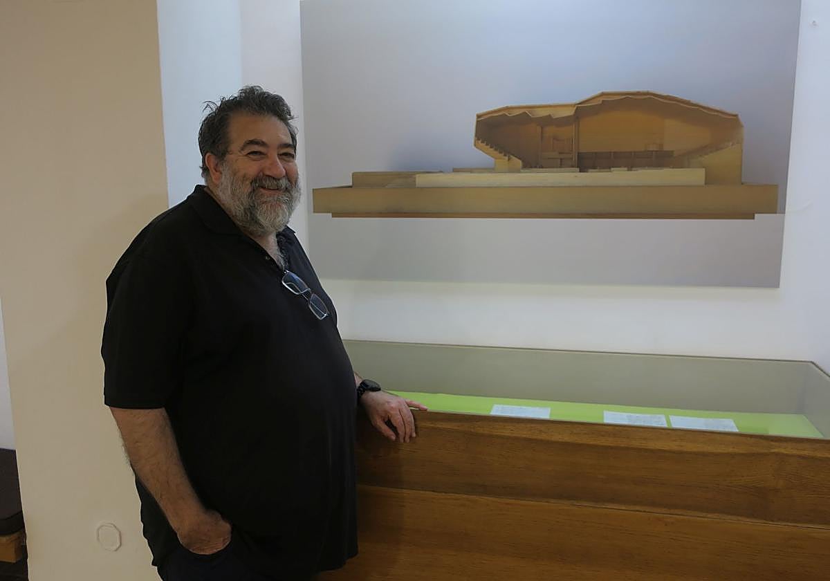 José Vallejo, ante la reproducción del Auditorio donde se aprecia su estructura.