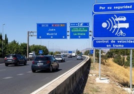 El cartel que anuncia el radar de tramo, en la salida 11 de la Circunvalación, en sentido Jaén.