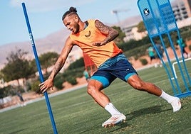 Luis Suárez durante un entrenamiento del Almería