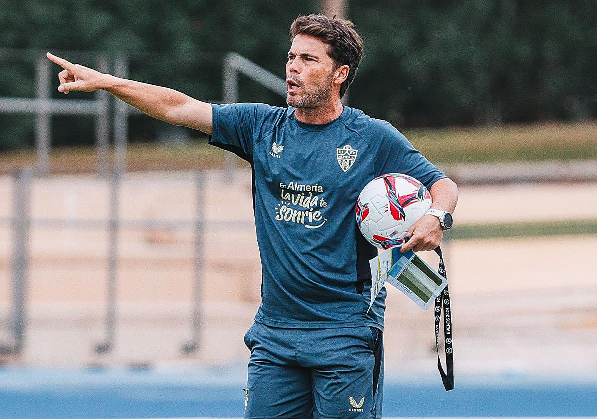 Rubi dirigiendo un entrenamiento