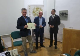 Tocornal (a la izquierda) recibe el premio.