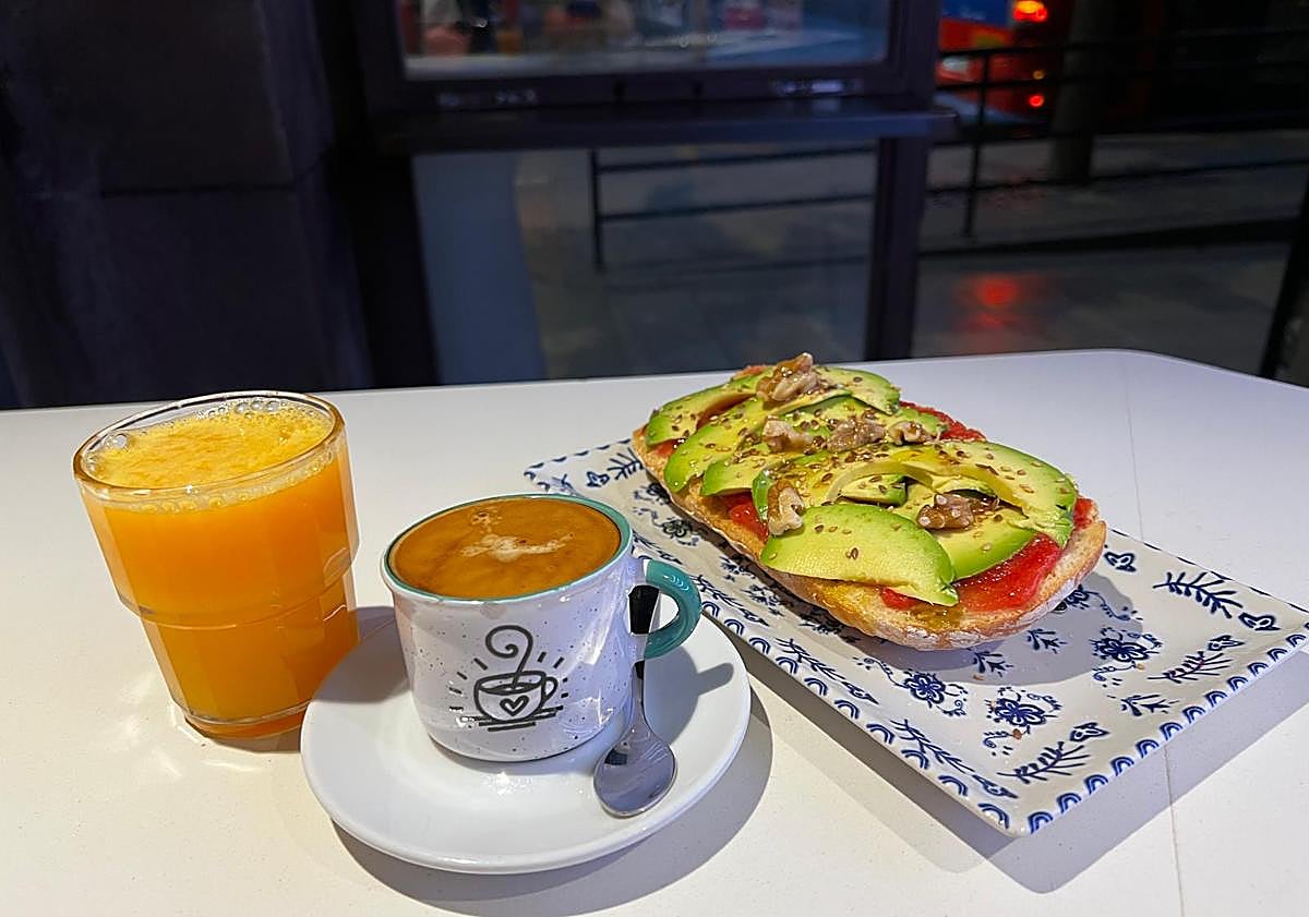 Imagen principal - La pequeña cafetería con «las mejores tostadas de Granada» según Google: «No quiero agrandarla»