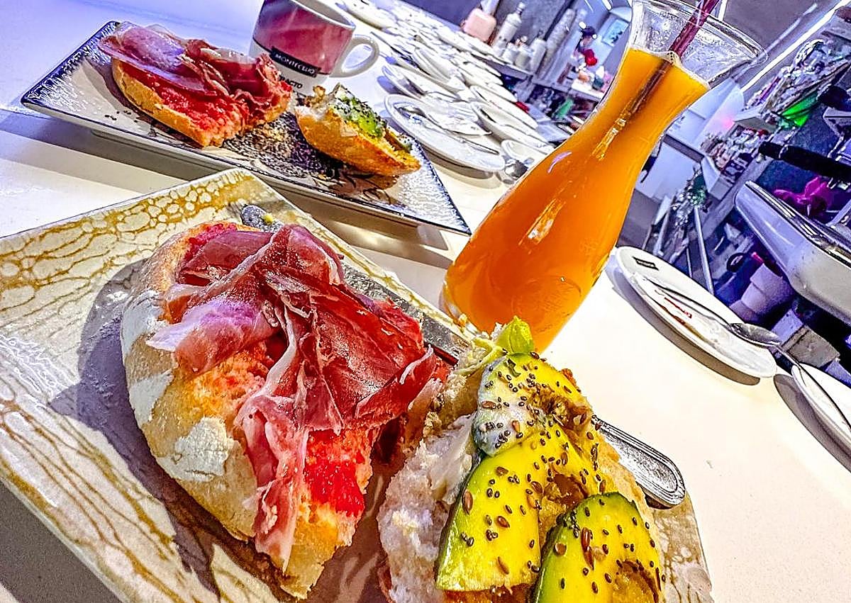 Imagen secundaria 1 - La pequeña cafetería con «las mejores tostadas de Granada» según Google: «No quiero agrandarla»