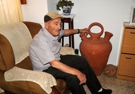 El artesano de un pueblo de Granada que comenzó a trabajar el barro hace 80 años en un torno manual