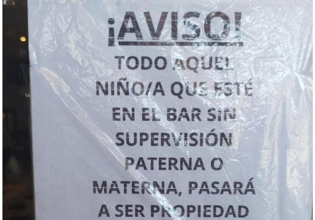 Cartel de un bar en el que anunica las consecuencias de no vigilar a los niños.