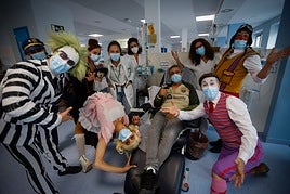 Los personajes del Circo Encantado visitan a los pacientes de Oncología y Hematología del Virgen de las Nieves.