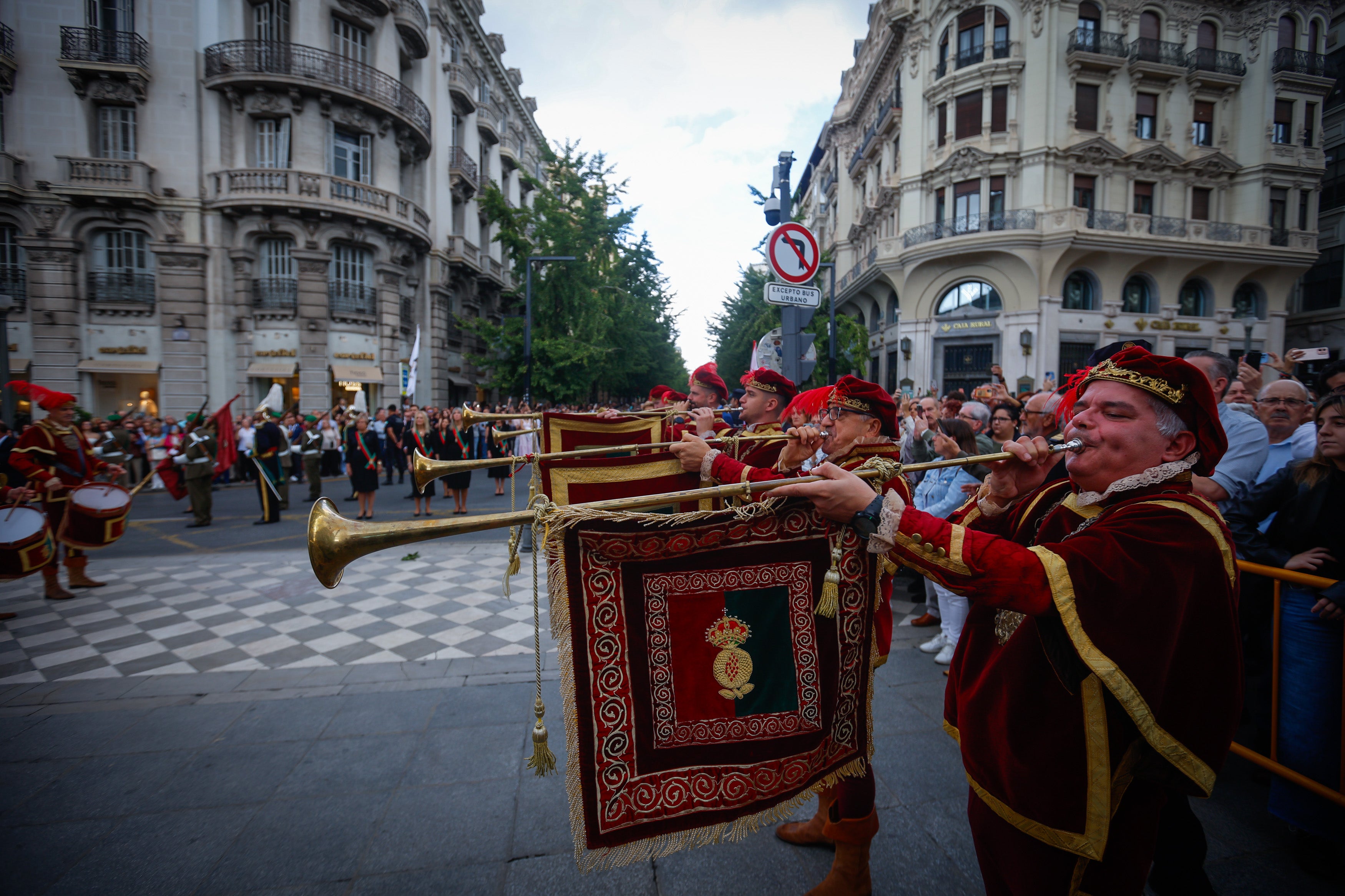 Las imágenes del festejo de la Hispanidad en Granada