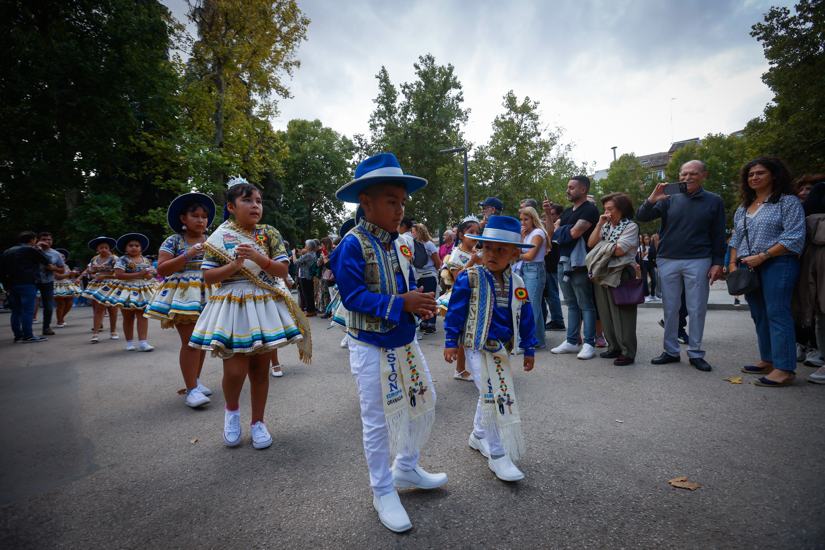 Las coloridas imágenes del desfile del Mestizaje en Granada por el 12 de octubre