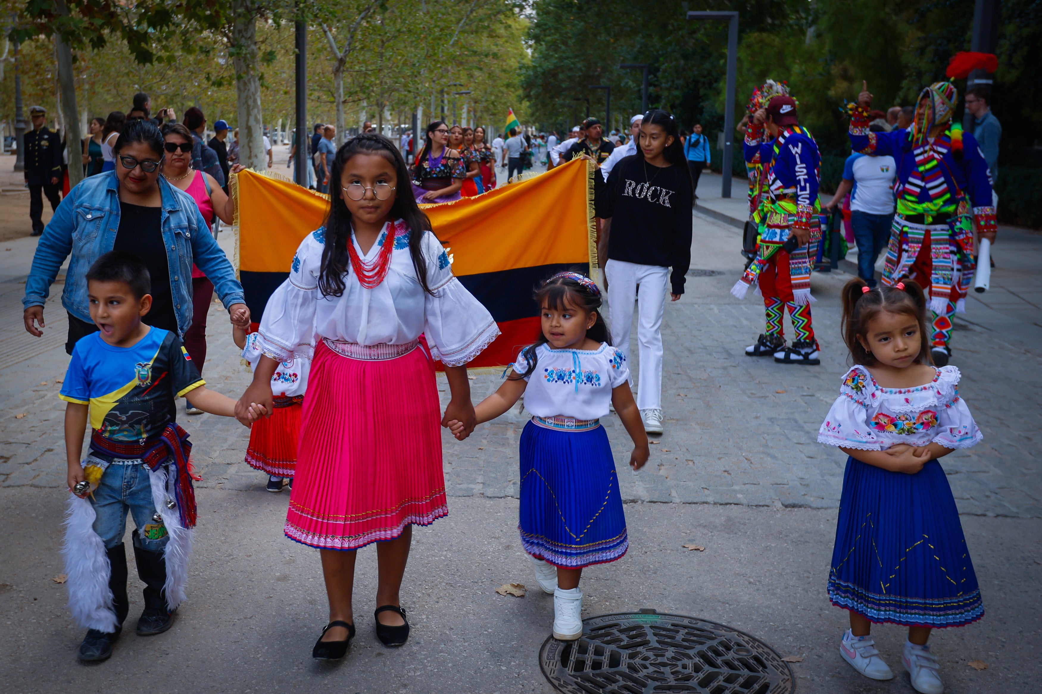 Las coloridas imágenes del desfile del Mestizaje en Granada por el 12 de octubre