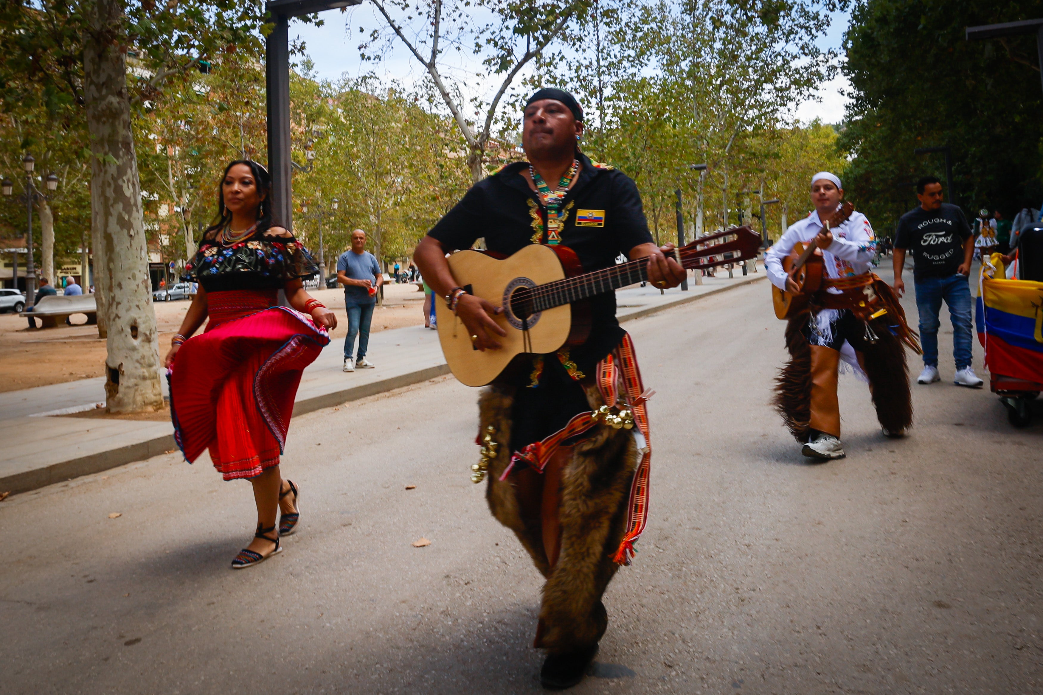 Las coloridas imágenes del desfile del Mestizaje en Granada por el 12 de octubre