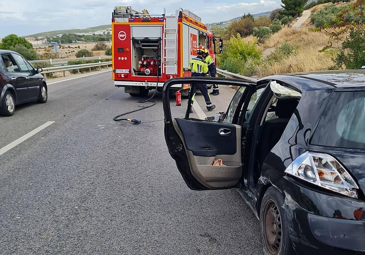 Hasta el lugar se desplazaron los bomberos de Martos y el resto de equipos sanitarios.