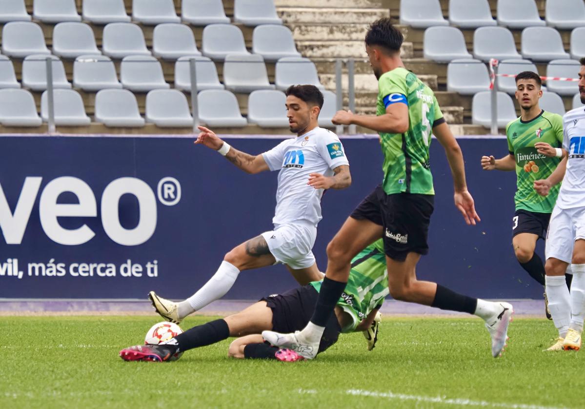 Óscar Lozano disputando el balón en un lance del juego