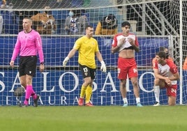 Babic -a la derecha- lamenta su gol en propia meta en la última visita al Tartiere.