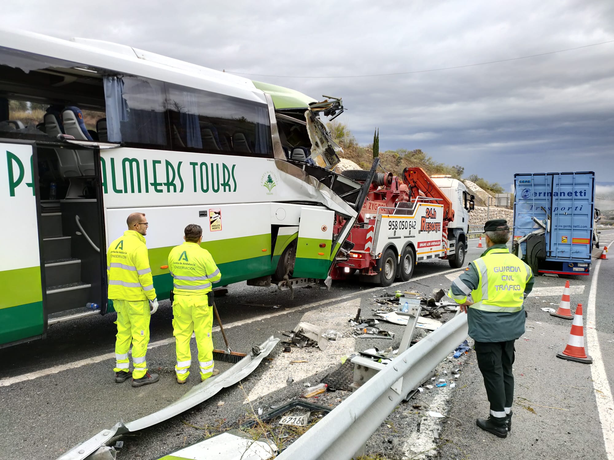 Así ha quedado el autobús que ha chocado con un camión en la A-92 en Granada