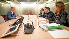 Juanma Moreno, el secretario general de Acción Exterior, Enric Milló, y la delegada de la Junta en Bruselas, Catalina de Miguel, en su reunión del pasado miércoles con el presidente de Water Europe,