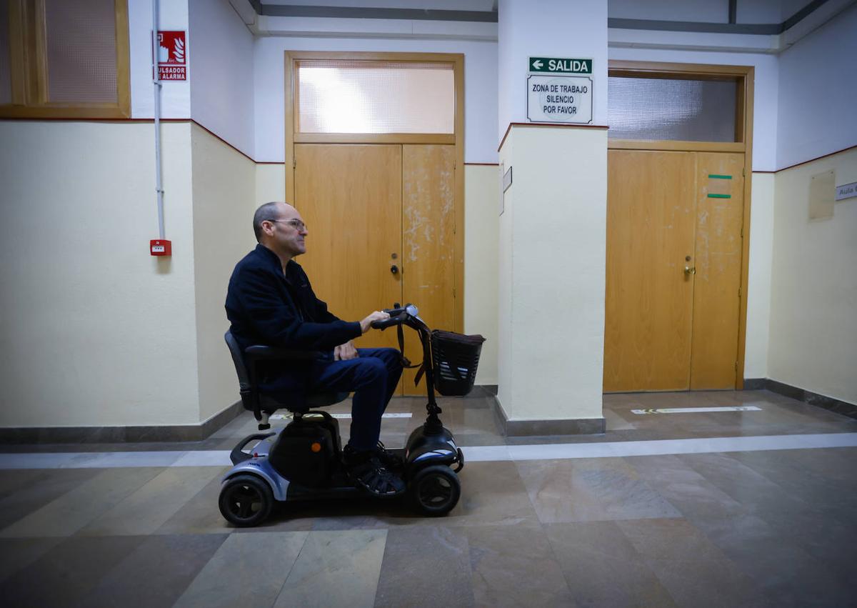 Imagen secundaria 1 - El profesor, en el hall de la facultad, los pasillos y el aula. 