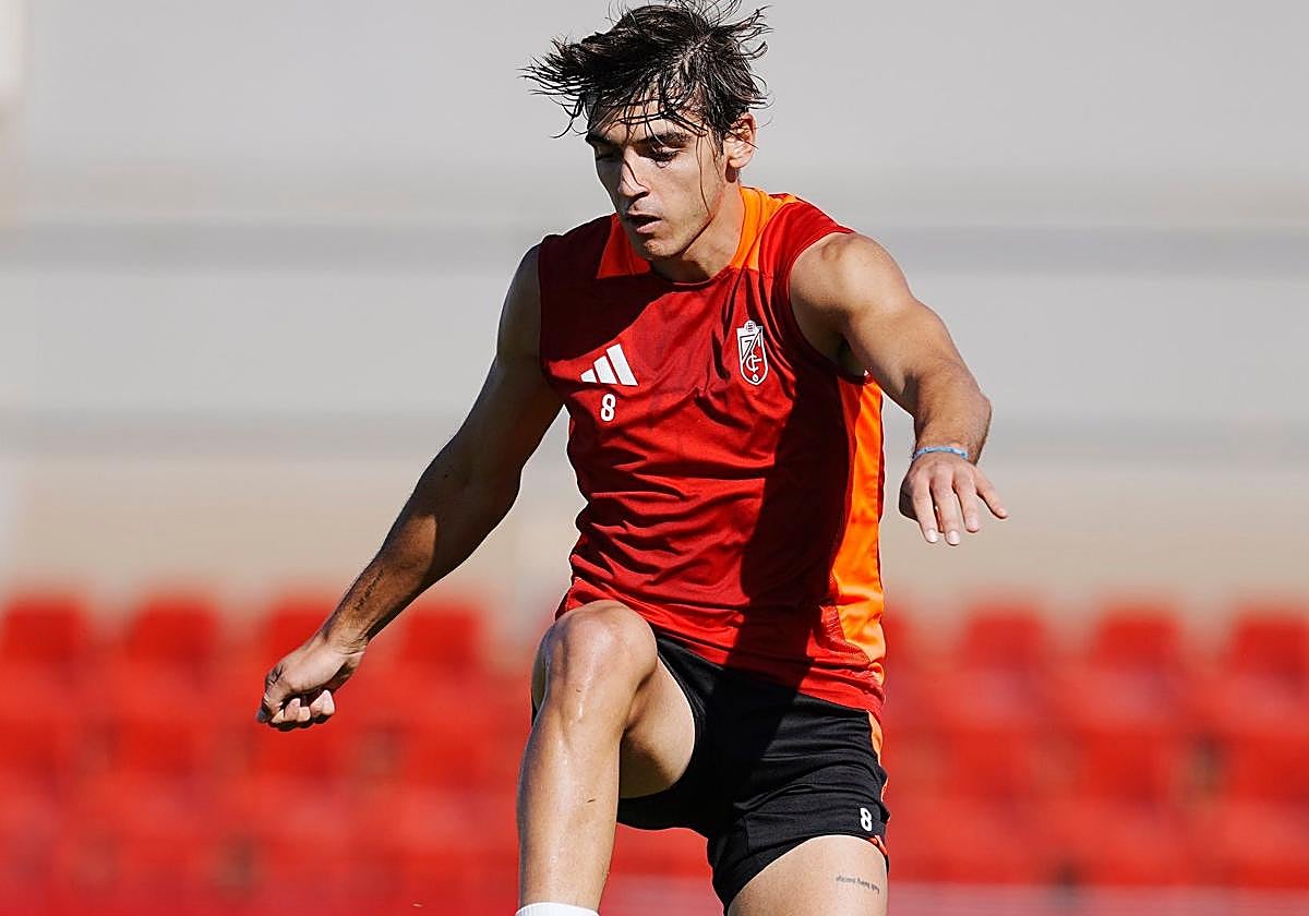 Gonzalo Villar, durante el entrenamiento del Granada.