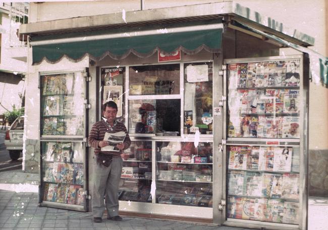 Angelito ante su kiosco en los años buenos.