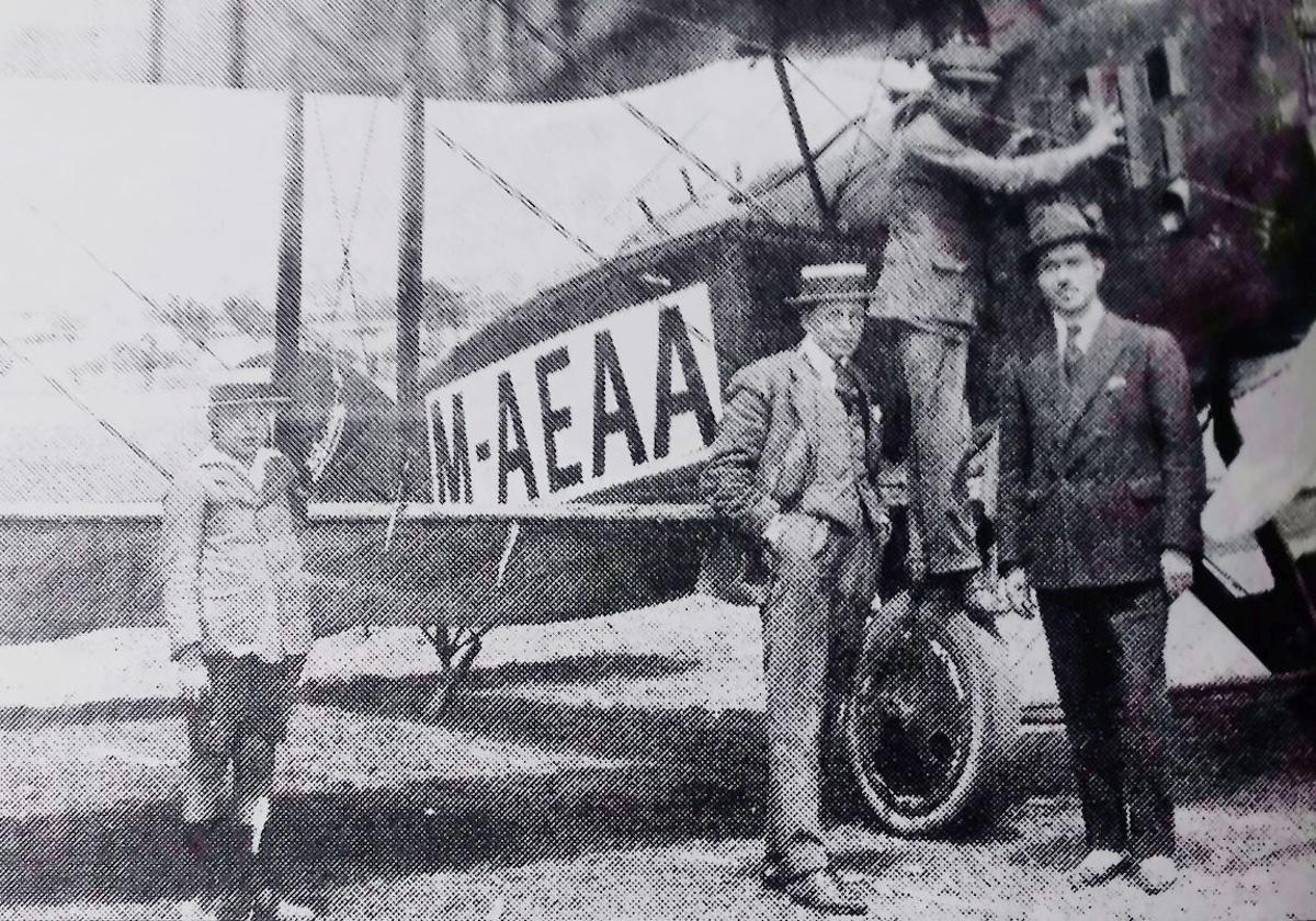 En el centro de la foto, Manuel Torres Molina. A la izquierda, su hijo Juan.