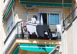 Ropa tendida en los balcones de Granada.