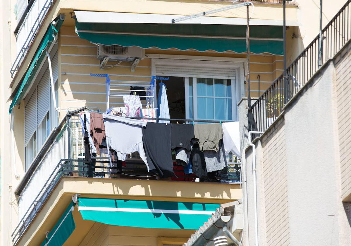 Ropa tendida en los balcones de Granada.