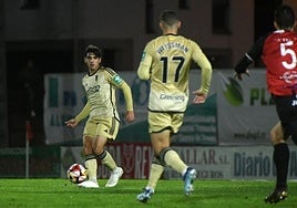 Gonzalo Villar busca a Weissman durante la visita al Arosa en Copa de la temporada pasada.