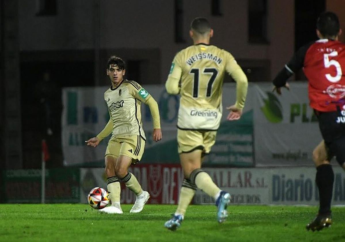 Gonzalo Villar busca a Weissman durante la visita al Arosa en Copa de la temporada pasada.