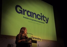 María Escámez inteviene en la gala de los premios de su guía empresarial.