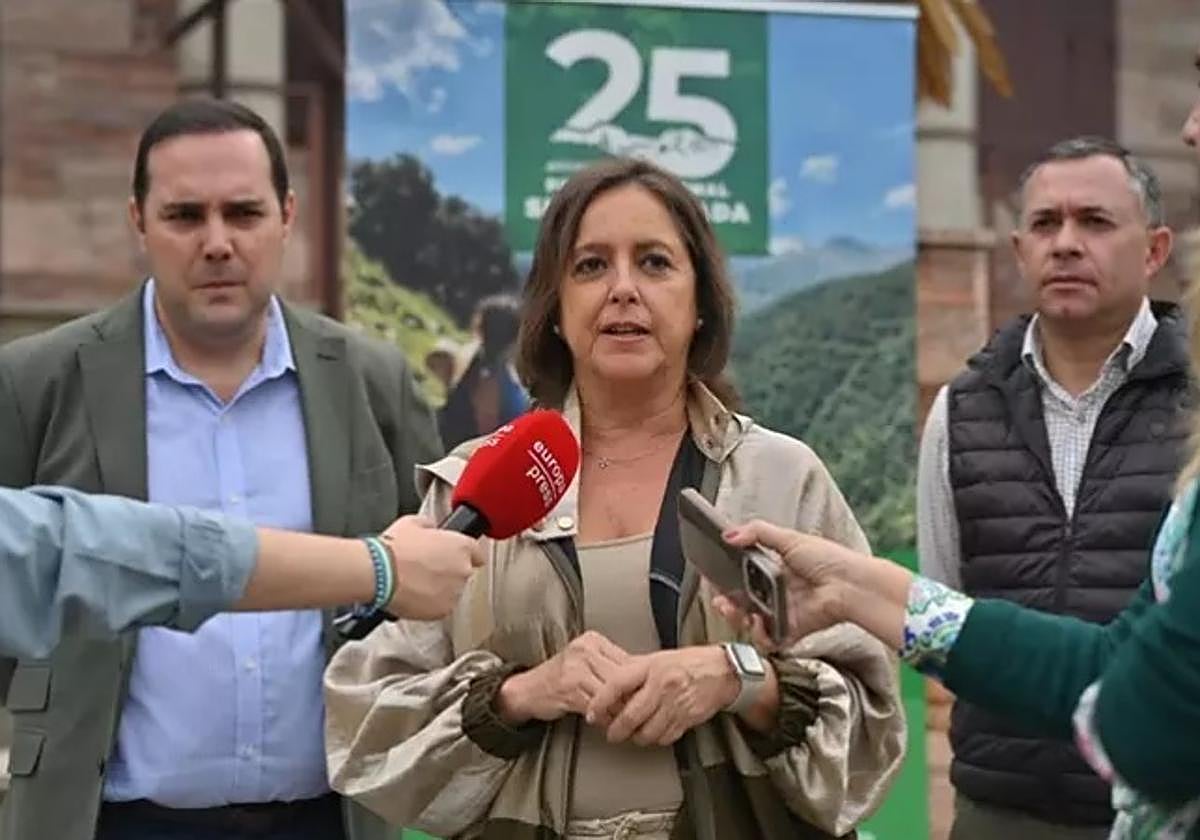La consejera de Sostenibilidad y Medio Ambiente de la Junta de Andalucía, Catalina García, en el centro administrativo del Parque Nacional y Natural de Sierra Nevada,.