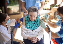 Esta imagen pertenece a una información publicada en este periódico el pasado jueves en la que se daba cuenta del inicio de la campaña de vacunación contra la gripe.