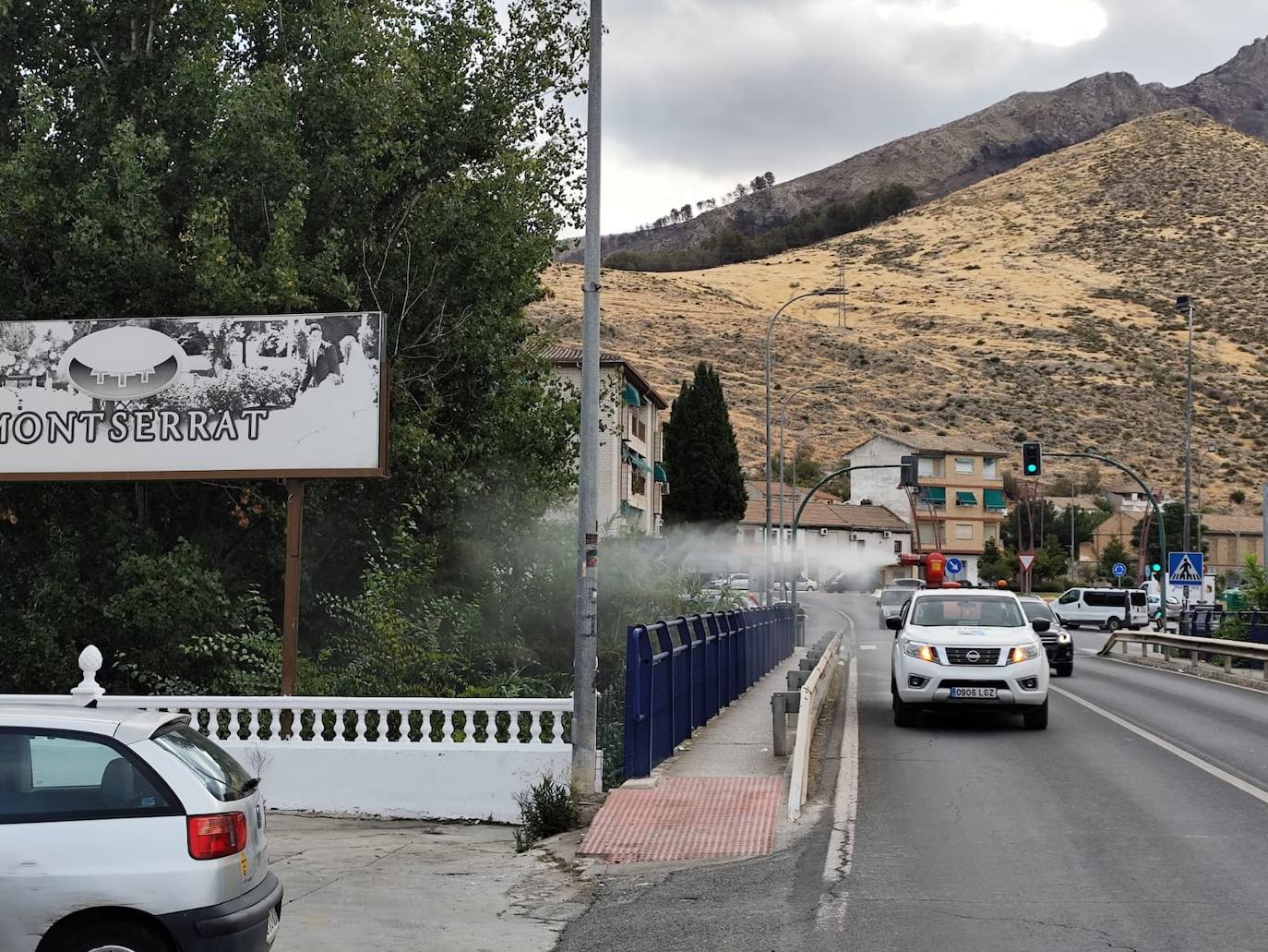 La empresa Athisa fumigando este sábado en Pinos Puente.