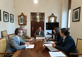 Julio Millán, Manuel Ureña, Agustín González, Mónica Moreno y Luis García, en el Ayuntamiento.
