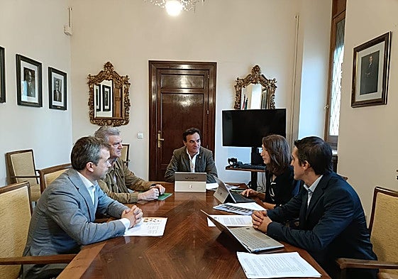 Julio Millán, Manuel Ureña, Agustín González, Mónica Moreno y Luis García, en el Ayuntamiento.