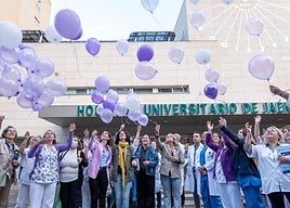 Suelta de globos a las puertas del Hospital de Jaén por el Día de la muerte Perinatal y Neonatal.