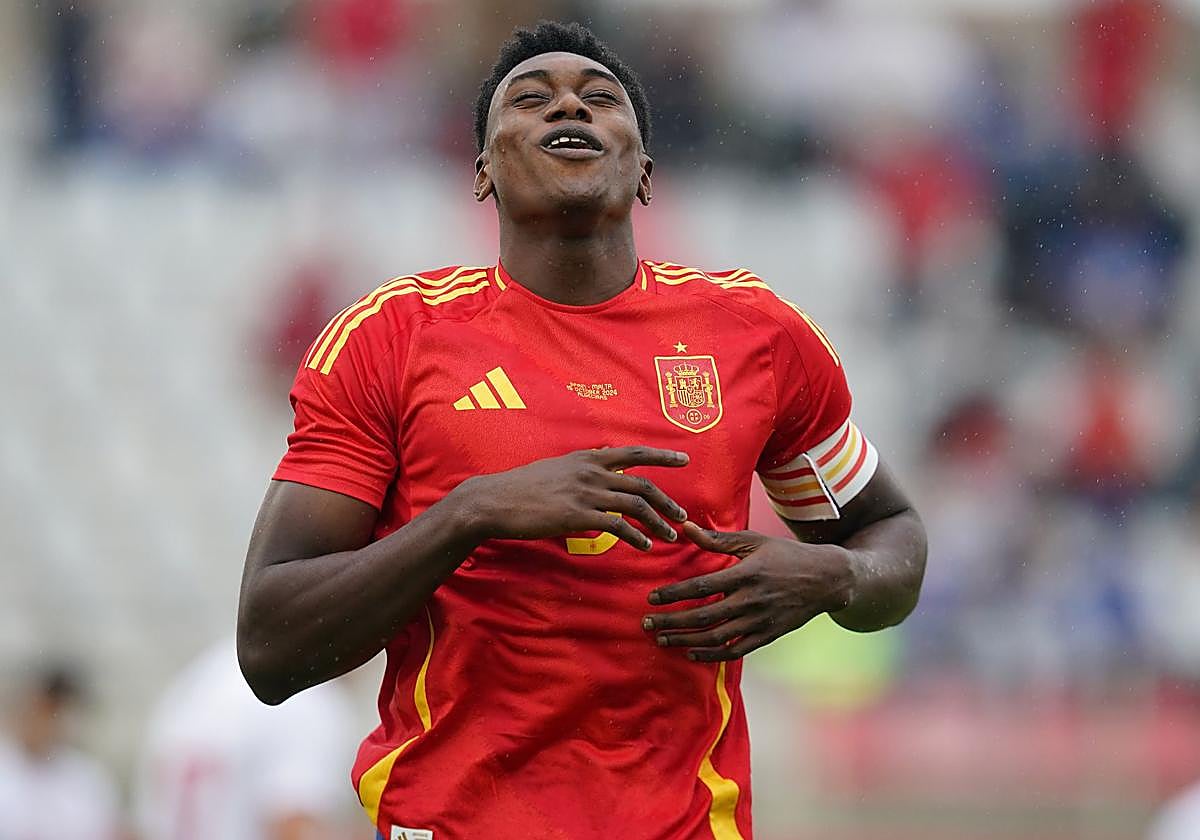 Samu Omorodion sonríe tras uno de sus cuatro goles a Malta.