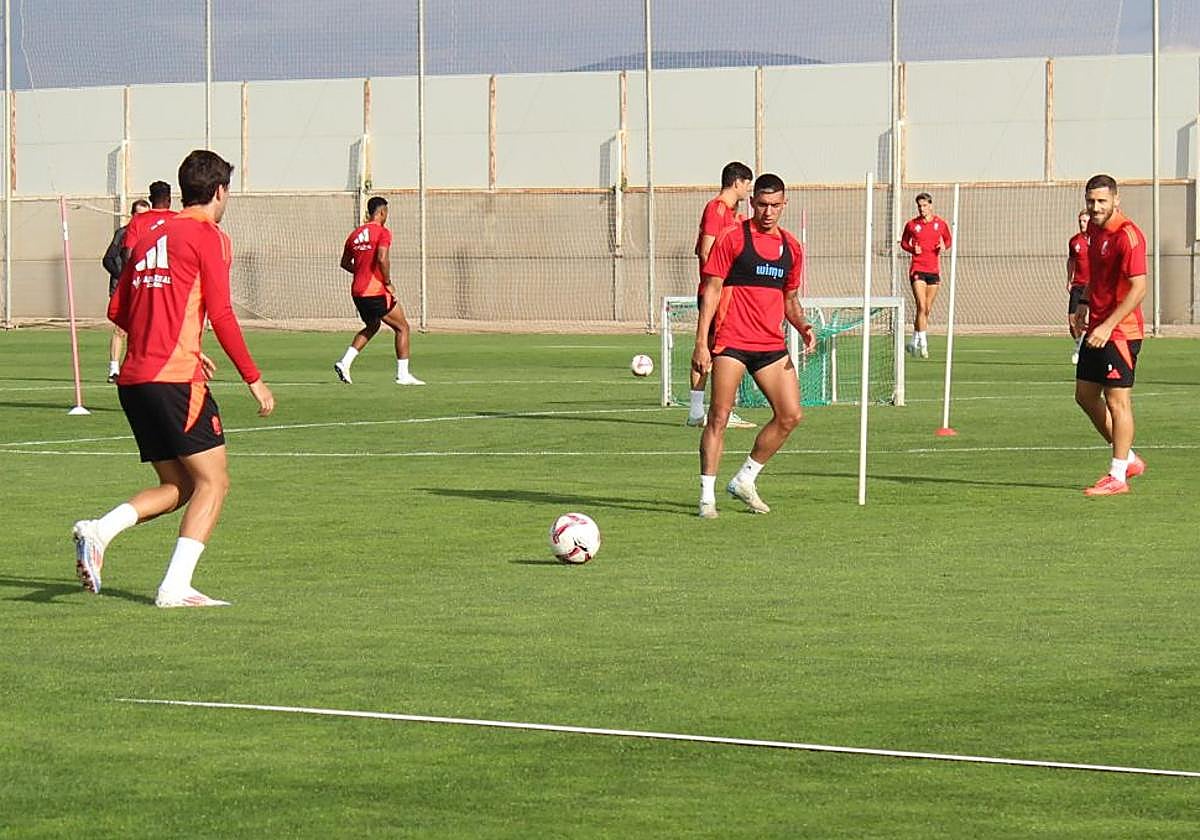 Myrto Uzuni participa en un ejercicio de calentamiento este martes.