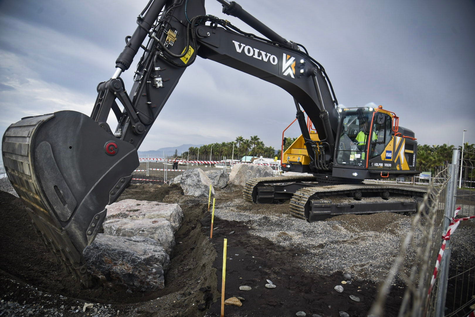 Así ha sido el inicio de las obras del espigón en la Costa Tropical