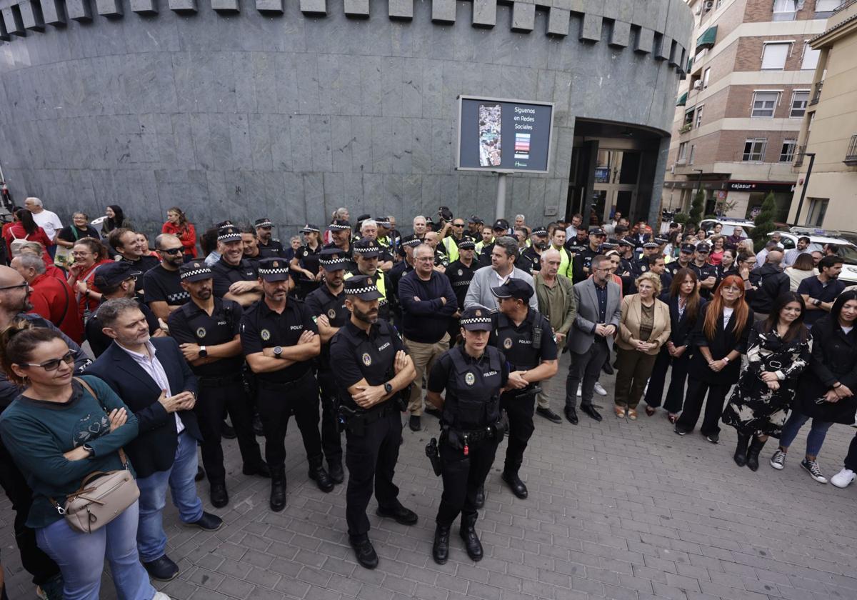 Varias decenas de personas se concentraron en Maracena para condenar los hechos.