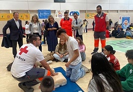 Jóvenes reciben instrucción sobre la técnica correcta para la RCP
