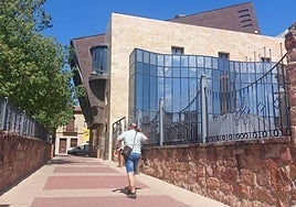 Un viandante pasa en verano junto al Museo de la Batalla de Bailén.