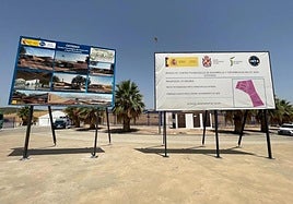 Carteles alusivos al Cetedex, junto a los terrenos donde se construirá.