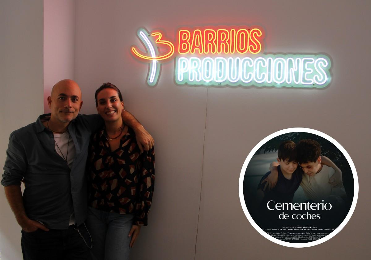 Fernando Osuna y Marta Barrios, de Barrios Producciones, con un detalle del cartel de 'Cementerio de coches'.