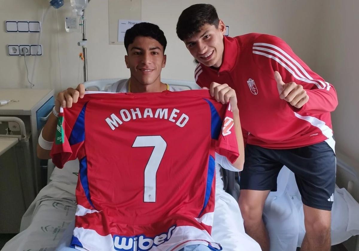 Mohamed recibe una camiseta del Granada de parte de Juanjo Flores.